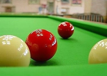 당구치는사람들 이미지