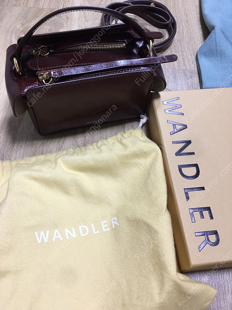 반들러 야라 미니백 (Wandler Yara leather cross bag) - 새상품