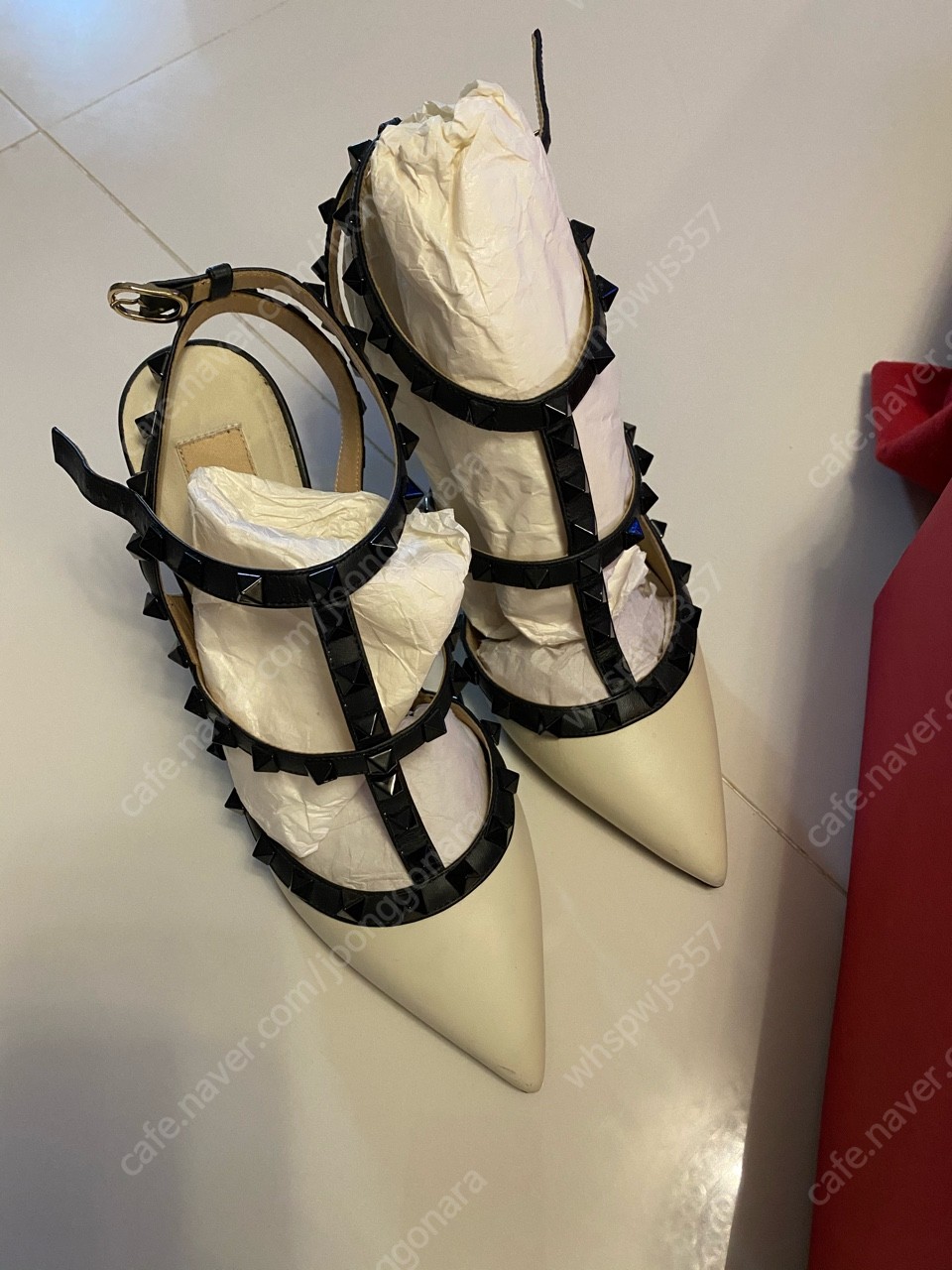 정품 발렌티노 락스터드 흰검--9