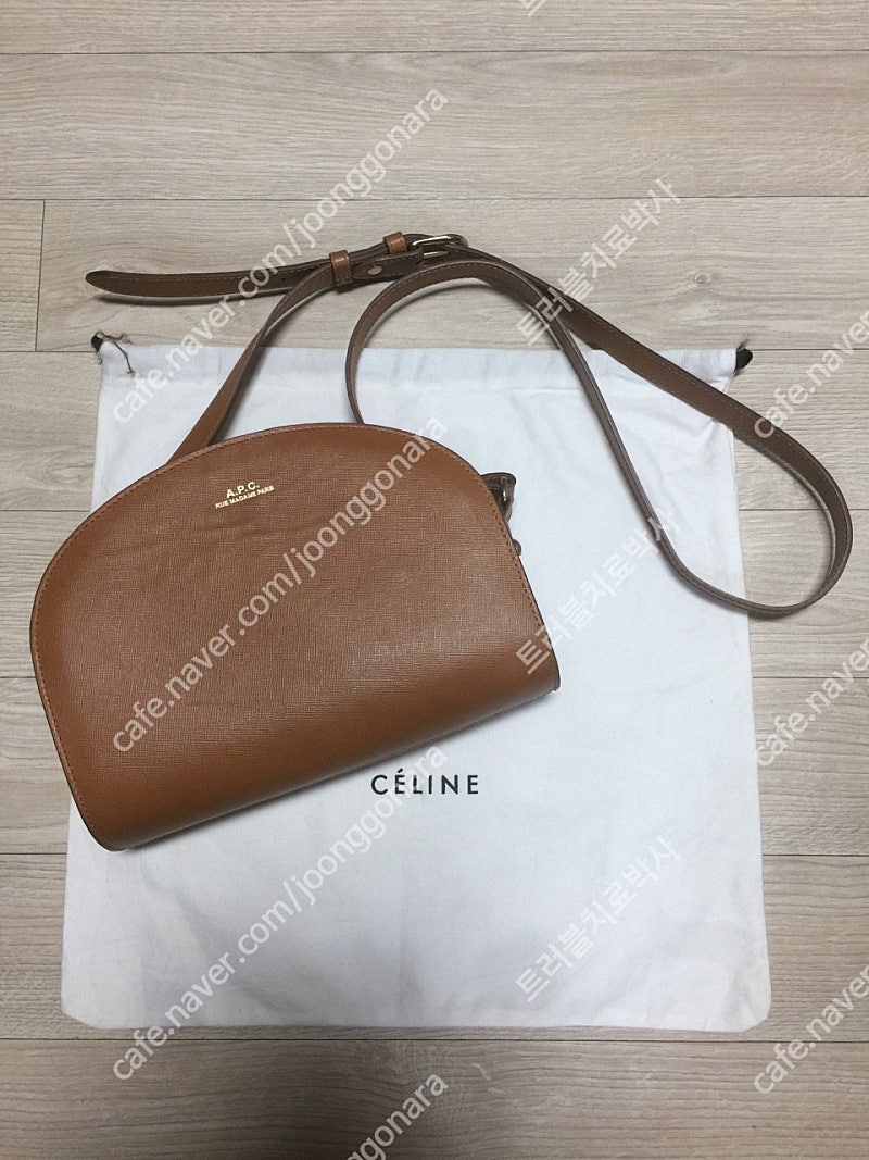 정품 A.P.C 아페쎄 사피아노 하프문백 판매합니다
