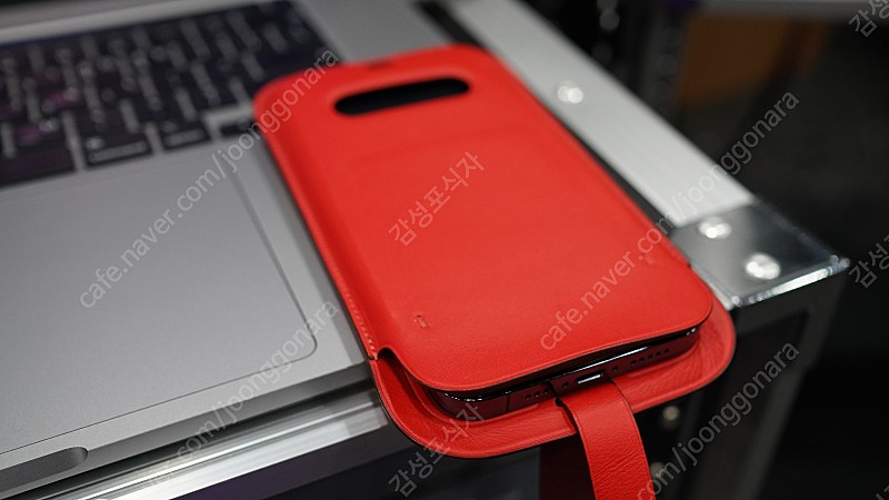 애플 MagSafe형 iPhone 12 Pro Max 가죽 슬리브 - (PRODUCT)RED 판매합니다.