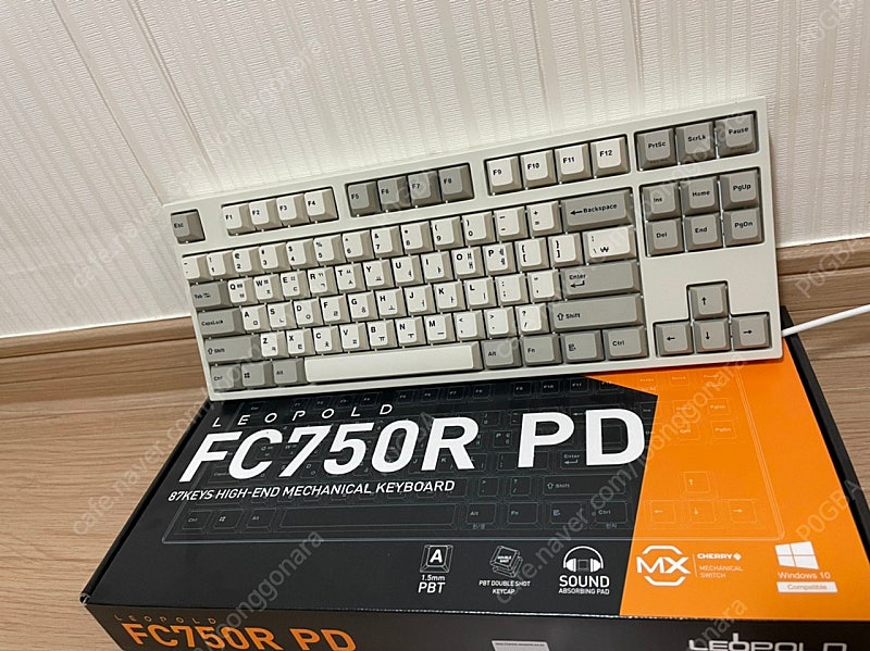레오폴드 FC750R PD 화이트 적축 한글 판매합니다.
