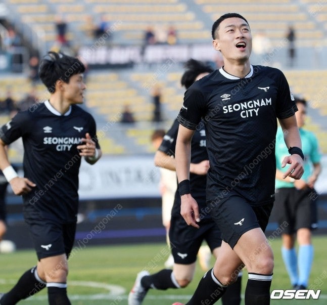 18-19 성남 김정현 선수 유니폼 구합니다 (홈/원정) 둘다 상관없어요