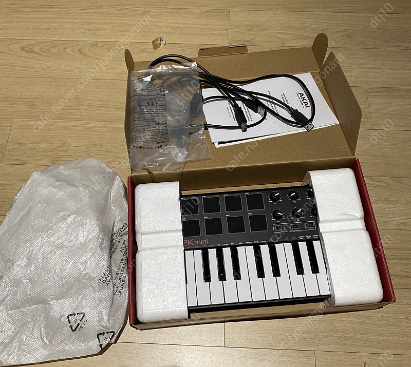 Akai MPK mini 아카이 미니 건반 급처합니다 (직거래 할인)