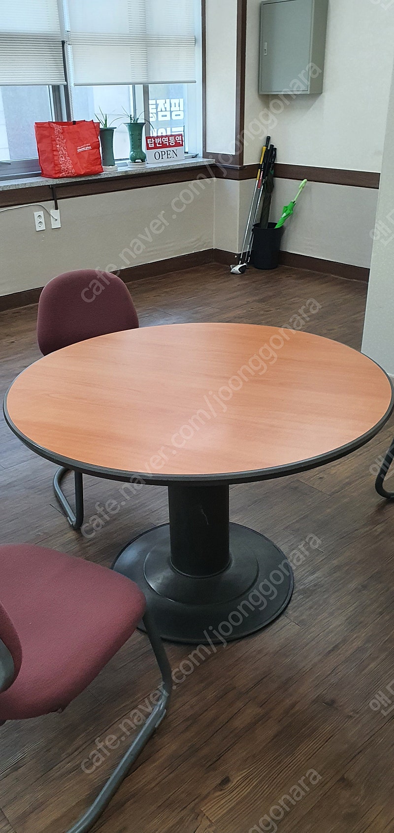 원탁 회의테이블 1개, 의자 3개 중고 판매