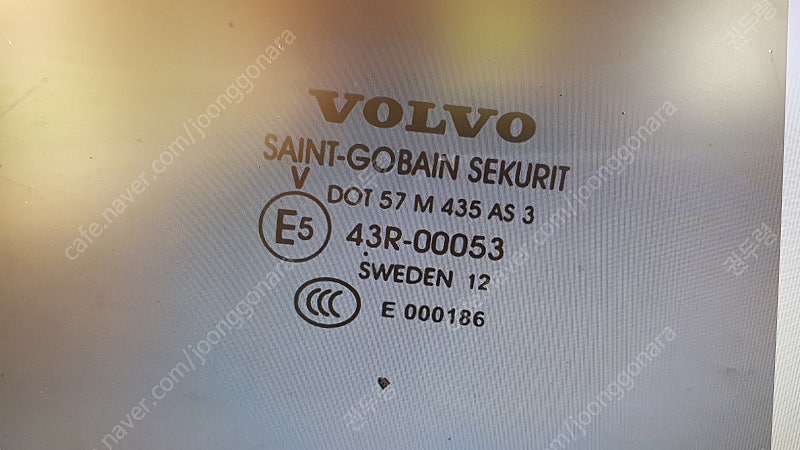 VOLVO 볼보 XC 70 운전석 뒤문 유리창 판매합니다.