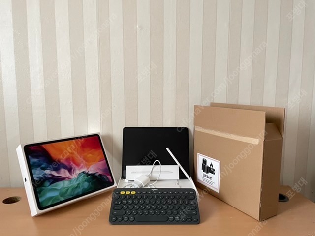 [판매] 아이패드 프로 4세대 스페이스 그레이 12.9인치 128기가 와이파이모델, 애플펜슬 2세대, 로지텍 무선 키보드 패키지로 판매합니다.