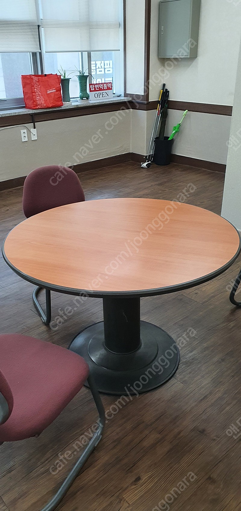 원탁 테이블 1개, 의자 3개