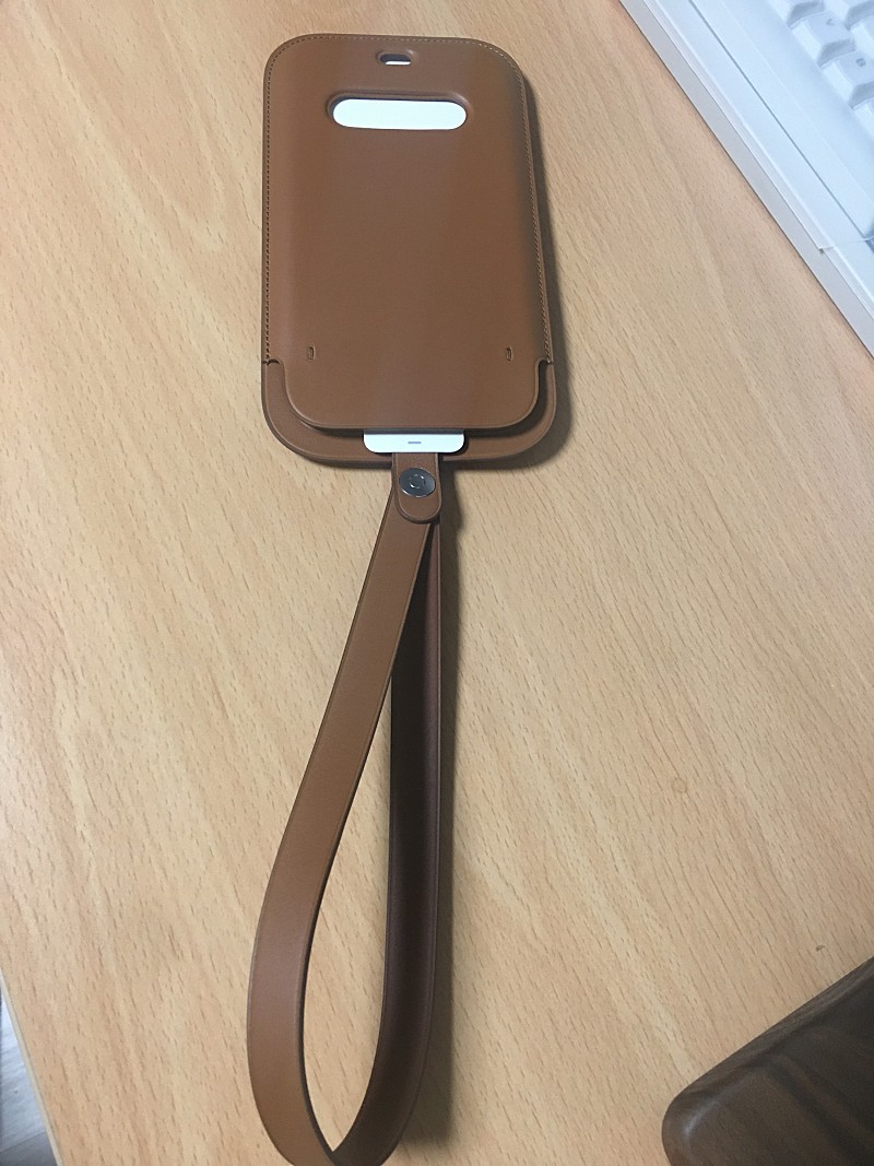 Apple 정품 Leather Sleeve with MagSafe 휴대폰 케이스. 아이폰12 or 12프로. 가격 인하.10>6