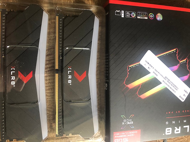 DDR4-3600 cl18 xmp 8x2 16g pny RGB 램 팝니다 (창원/진해/진주)