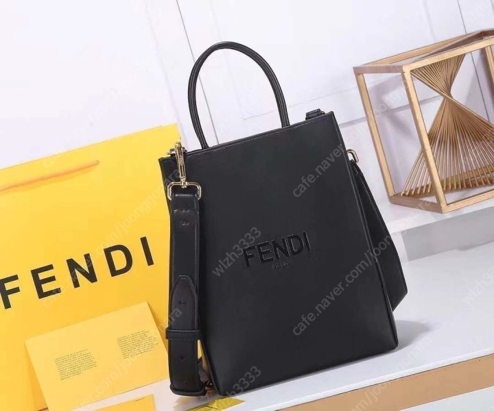 FENDI 레더 팩 미듐 쇼핑백 블랙