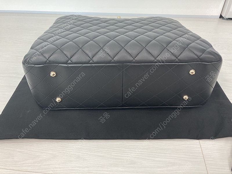 샤넬 가방 클래식 토트백 팝니다!--2