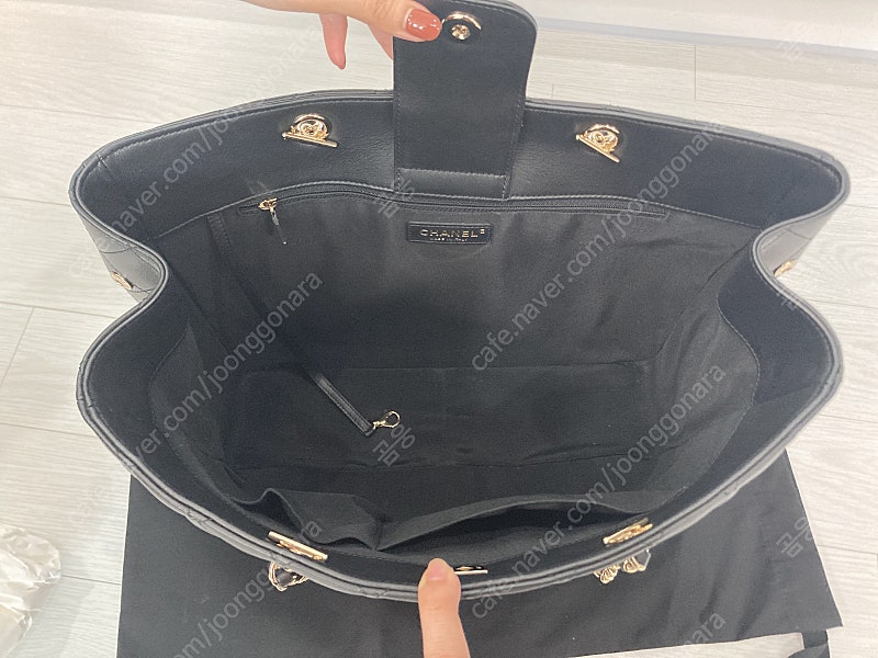 샤넬 가방 클래식 토트백 팝니다!--3