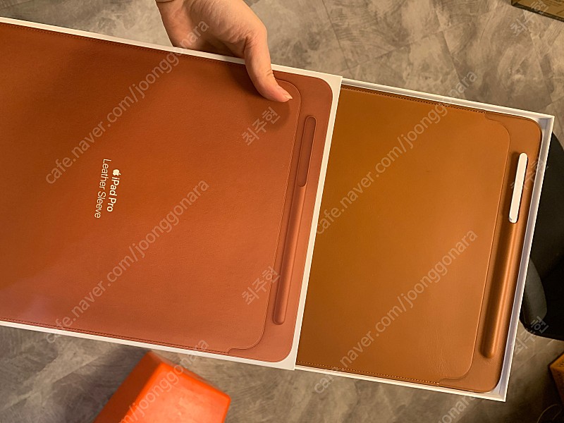 애플정품 아이패드 프로 슬리브 새들브라운 색상 판매합니다. (11형/12.9형)