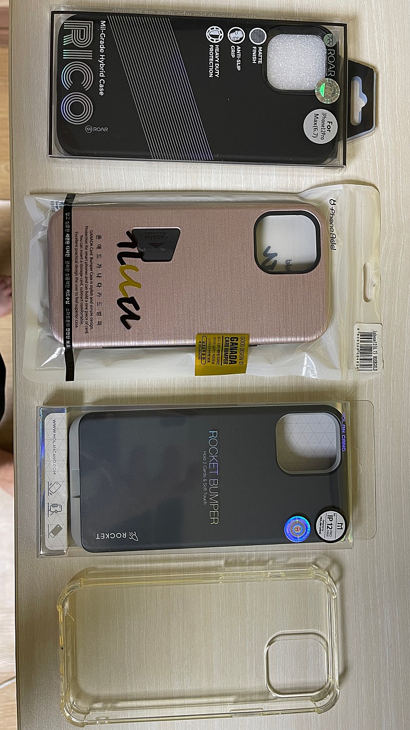 아이폰 12 Pro Max 케이스 4개 합쳐서 10,000원에 판매합니다
