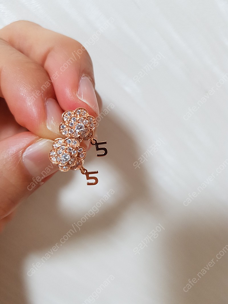 18K 샤넬 까멜리아 꽃 5번 귀걸이 핑크골드 (새상품) 판매가 택포 210,000원