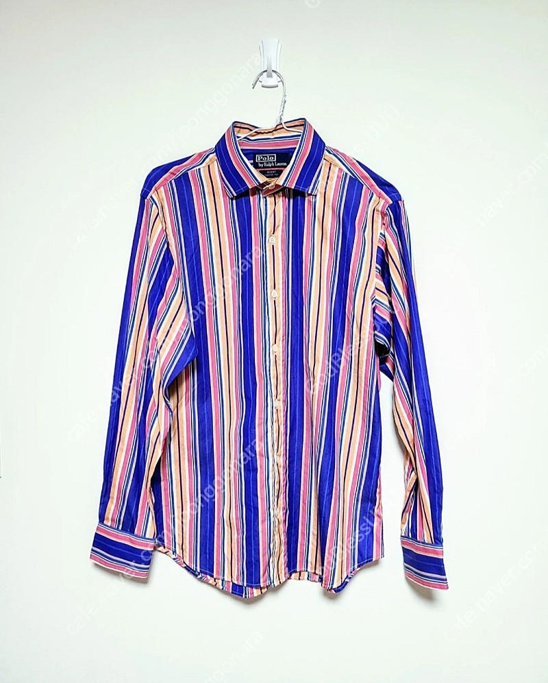 폴로 랄프로렌 남성 스트라이프 셔츠 (40-82) 팝니다.​착용 횟수 많지 않아 셔츠 상태는 아주 깨끗합니다.​기본 클래식핏 디자인에 와이셔츠면 재질 입니다.​빳빳한 카라이며 카라