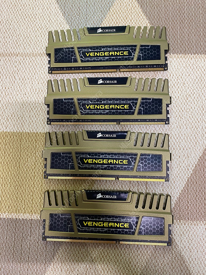 커세어 ddr3 1600 4gb 4개 판매합니다.