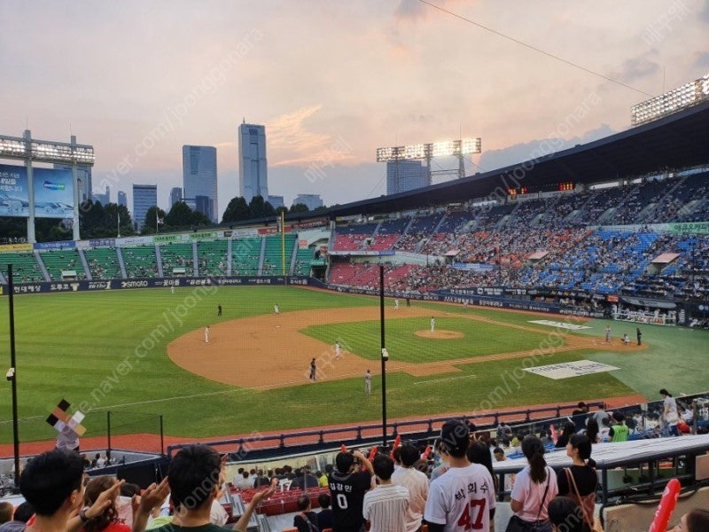 5/1(일) 롯데 vs 엘지 응원명당 220블럭 오렌지석(응원석) 2연석 양도합니다 (시야 사진 첨부)