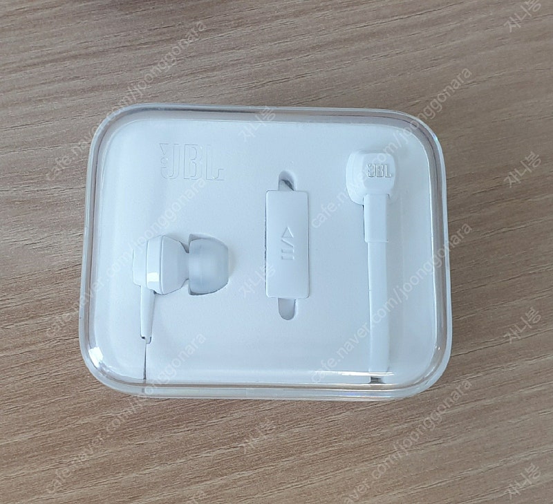 충전기 USB 타입 (2,200원) 이어폰(3,300원) 충전케이블(1,200원) 판매합니다