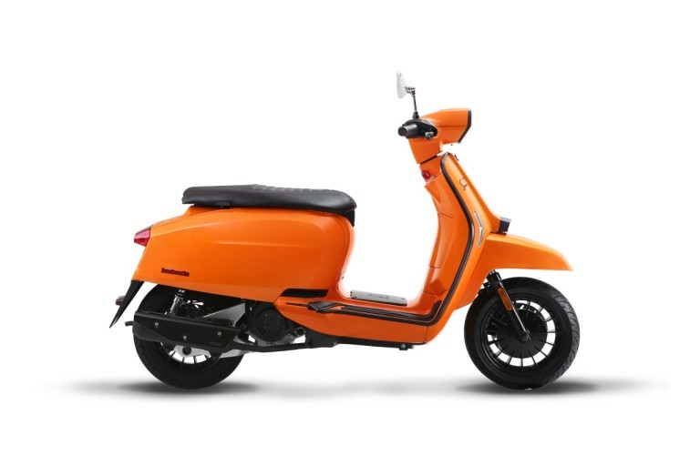 람브레타 v200 오렌지 색상 구매합니다.