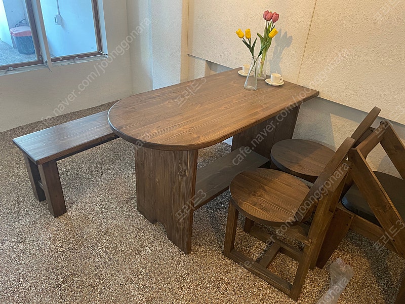 소년과 나무 원목 테이블 의자 거의 새상품 세트로 또는 단품으로 판매합니다 폐업 정리