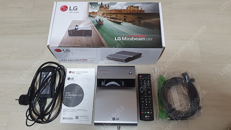 (가격내림- 급처)LG 빔프로젝트 PH450U 판매합니다.(풀박스+대형스크린)