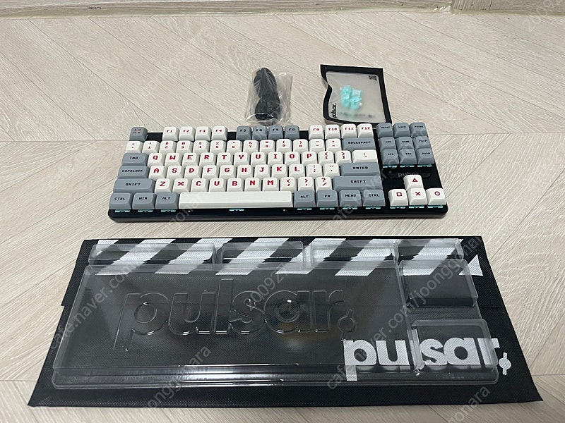 펄사 PCMK TKL(블랙) + 스위치(링스/윤활) + 키캡(PBT/DSA) 팝니다.