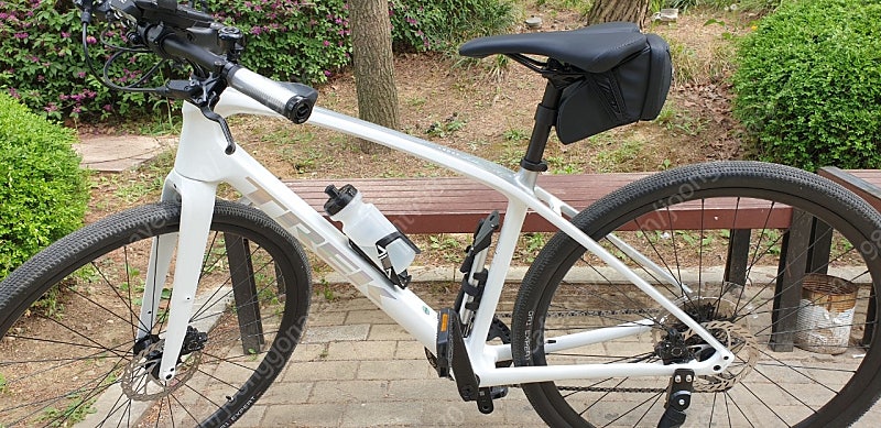 트렉 FX4 하이브리드 자전거