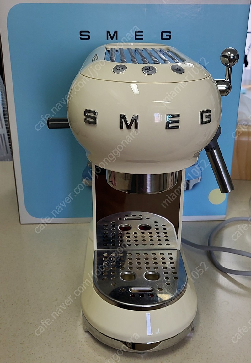 스메그(SMEG) 반자동 커피머신 크림색 부속품 포함