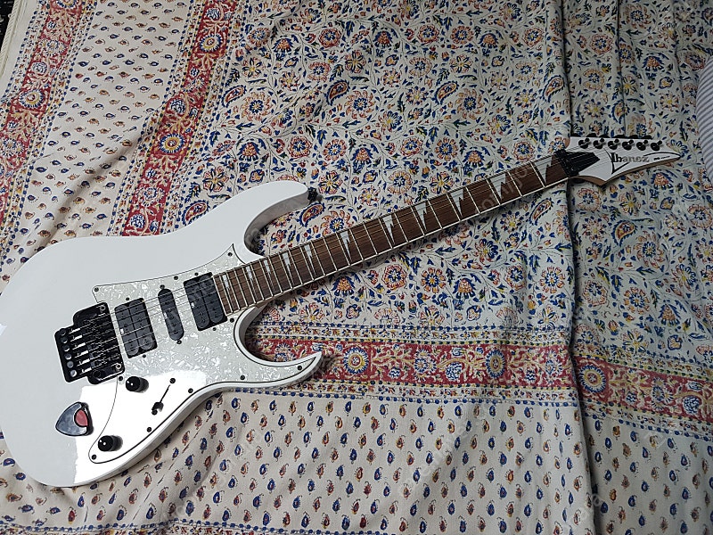 아이바네즈 RG350DXZ white 팝니다.