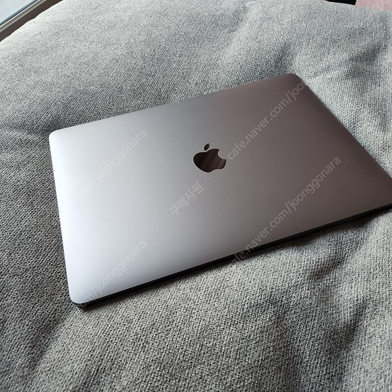 애플 맥북 (Macbook) M1 air 13인치 256GB 팝니다. (구매 시 키스킨 나눔)