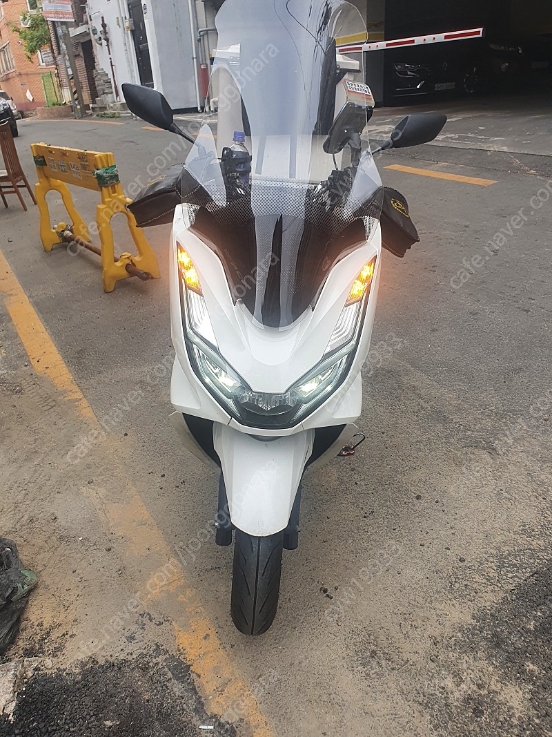 Pcx 21년식 흰색 21xxxkm 수원직거래 팝니다