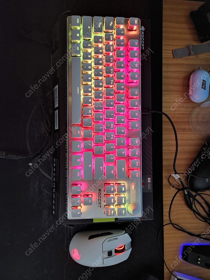 로켓 불칸 TKL 프로 화이트 + Kain202 마우스