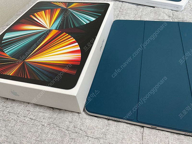 iPad Pro 12.9 5세대 WIFI 128GB 판매합니다 실버색+정품케이스(상태최상)