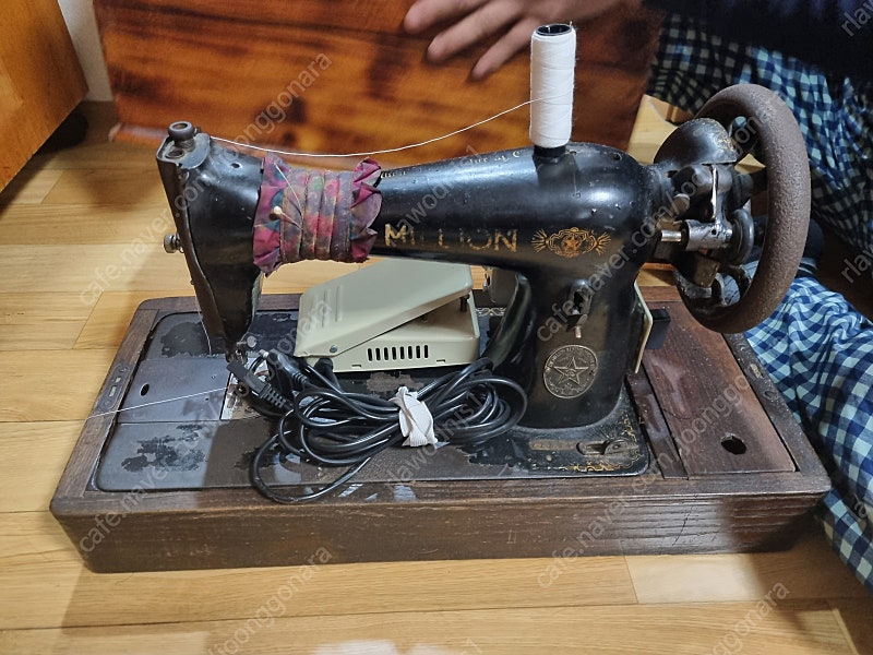 100년 정도 된 오래된 제봉틀 판매합니다.