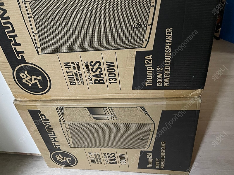 맥키 Mackie Thump12A 2조 (4통), 스탠드 포함 작년 8월 새제품 구매한 중고 판매합니다. 일괄 구매시 믹서 하나 드립니다.