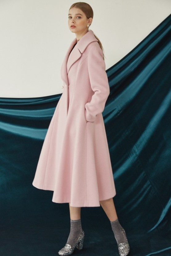 레니본 아옳이 룩북 샤넬 진주 프린세스 플레어 롱 코트 핑크, 블랙 2컬러--1