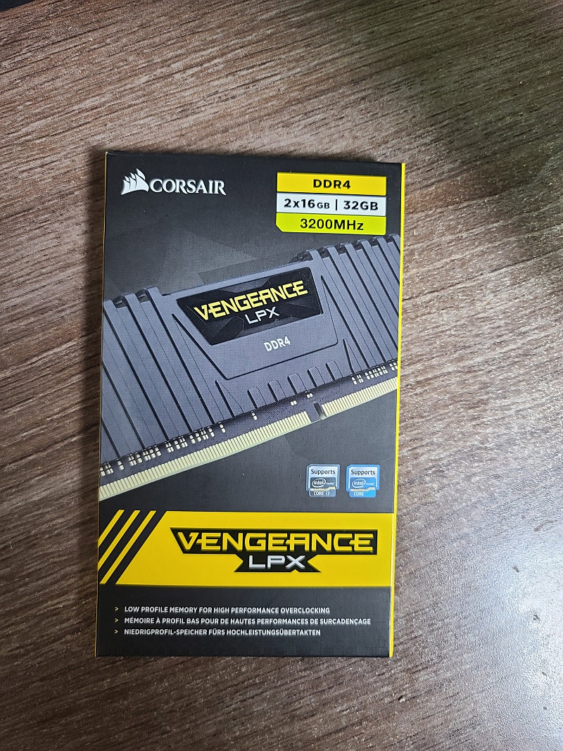 커세어 벤젠스 corsair vengeance lpx 16x2GB 팝니다