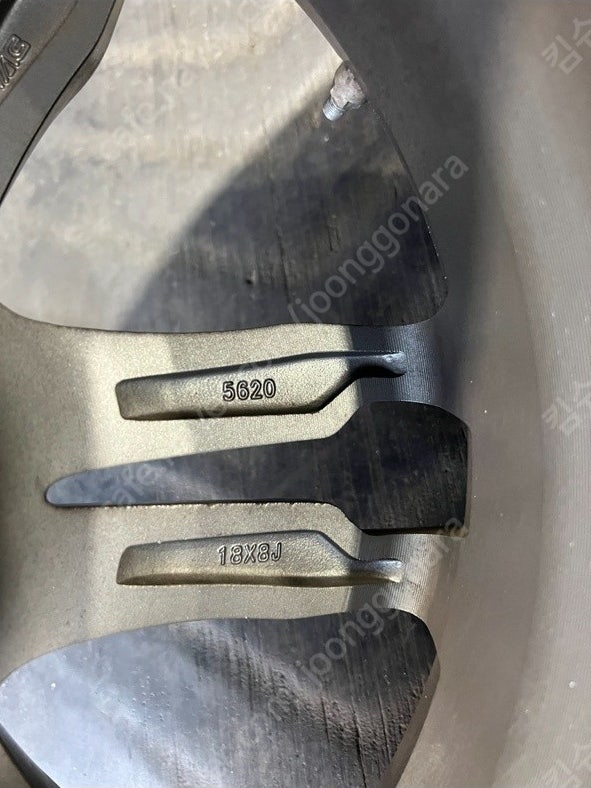 19년식 BMW 320d 18인치 휠타이어 저렴히 팝니...--6