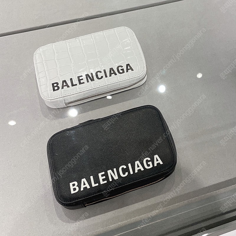 BALENCIAGA 발렌시아가 여성 로고 화이트 크록 레더 미니 폰 크로스백 >>>689000