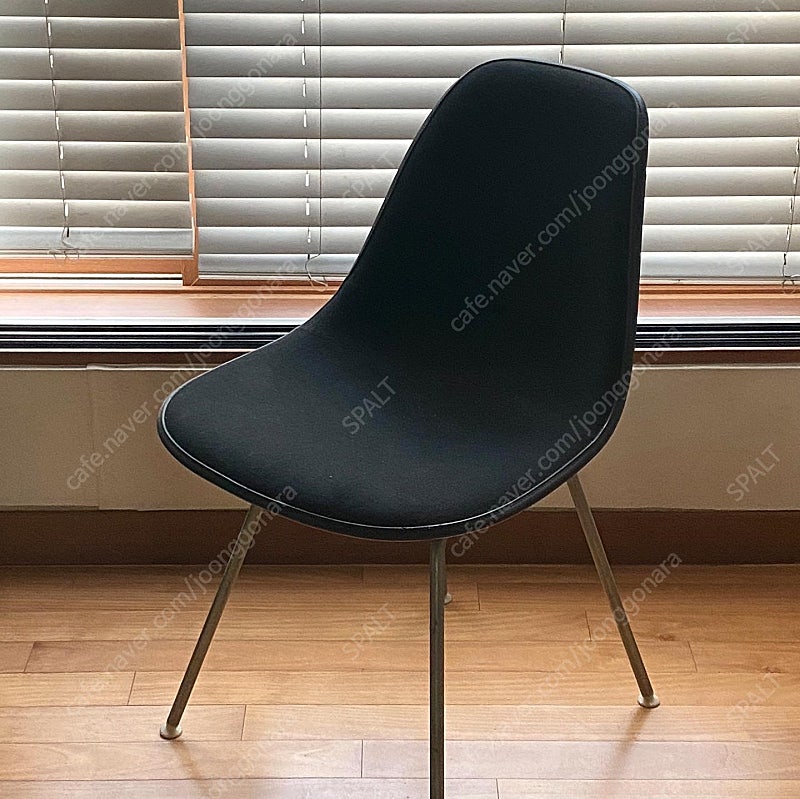허먼 밀러 임스 체어 DSX 파이버글라스 패브릭 업홀스터드 블랙 (Herman Miller Eames Chair DSX fiberglass Fabric Black)