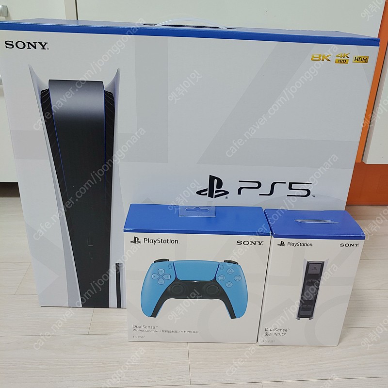 PS5 디스크버전 + 듀얼센스 거치대 + 듀얼센스 스타라이트 블루 미개봉 팝니다.