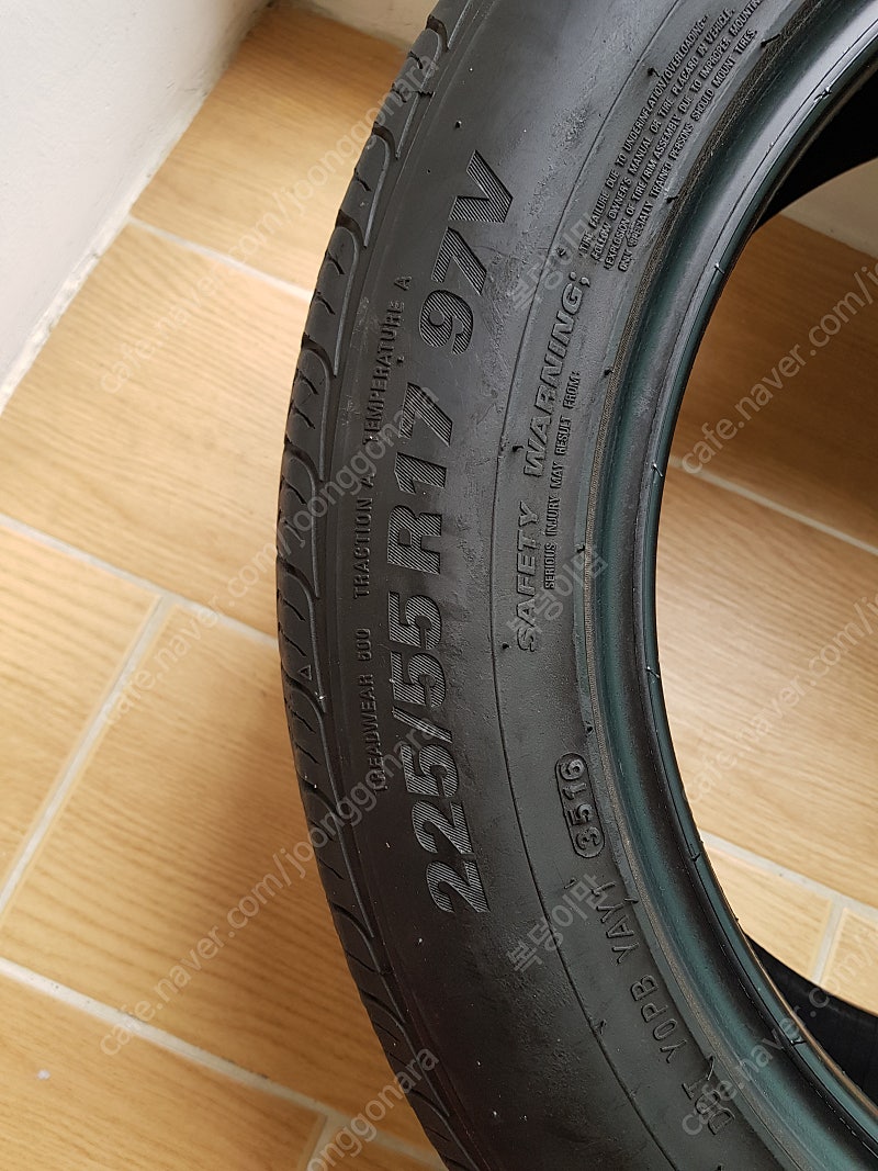 금호 타이어 225/55 R17 한개 팝니다