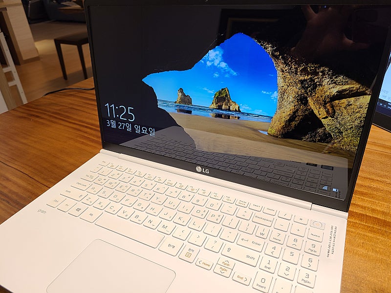 LG그램 2018년형( i7, 512GB SSD, 15인치 ) 팝니다 (15ZD980-GX70K) 사진많음