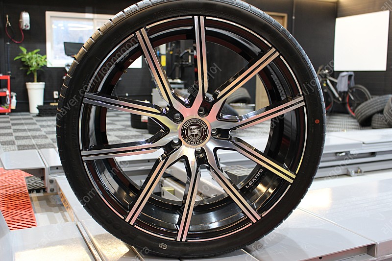 렉사니정품 그래비티 22인치 휠중고 타이어신품 pcd114.3 현대기아용 판매합니다.