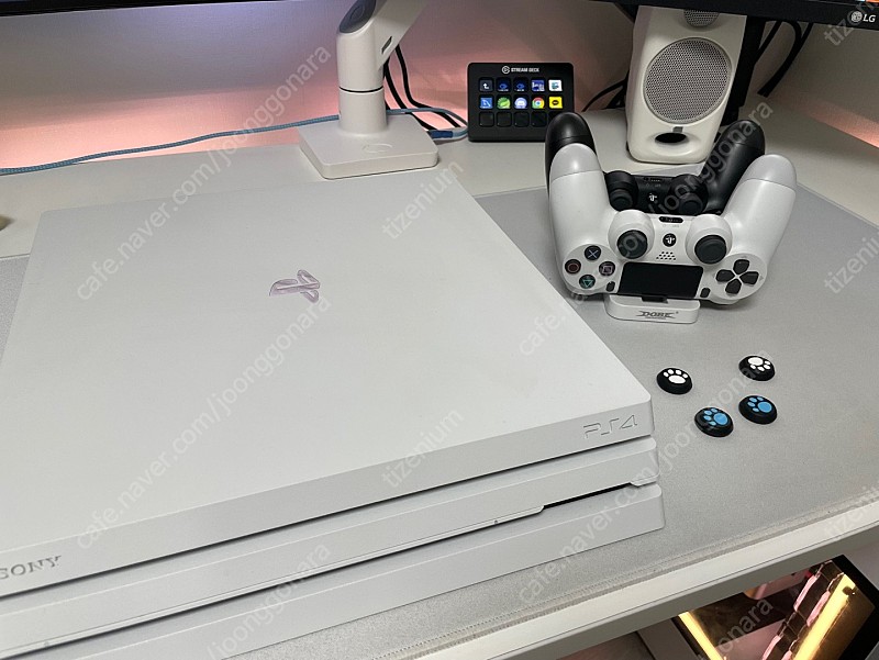 ps4 pro 7218 화이트 + 추가 듀얼쇼크 판매합니다.