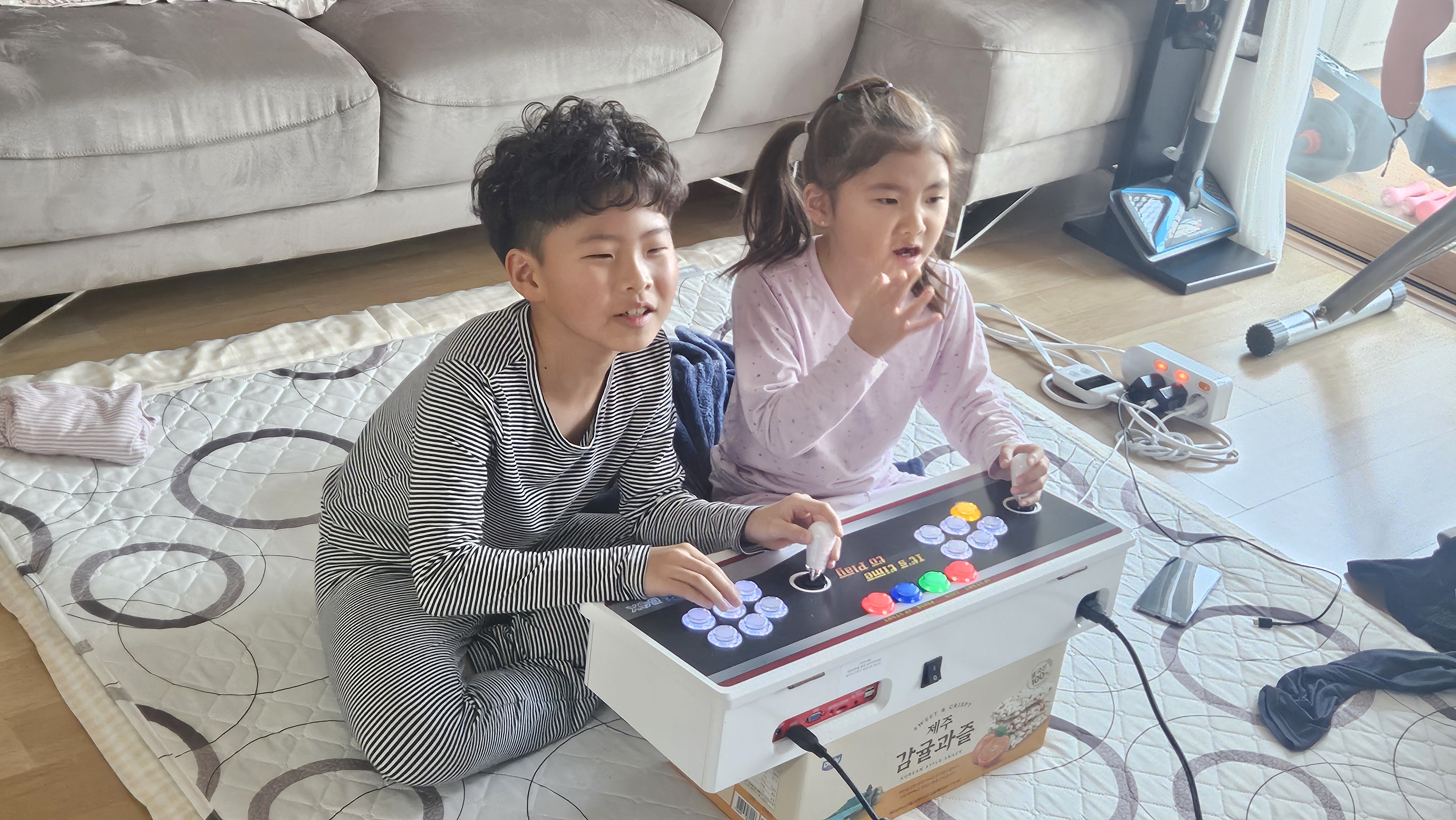 도착하자 마자 개봉박두~~ 애기들한테 먼저 뺏겨 버렸네 구매후기 사진 1