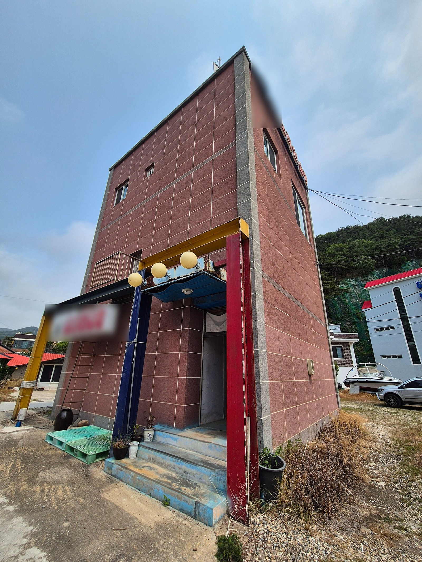 공매로 8000만 원에 매입한 3층 폐건물을 호텔로 바꾸기
