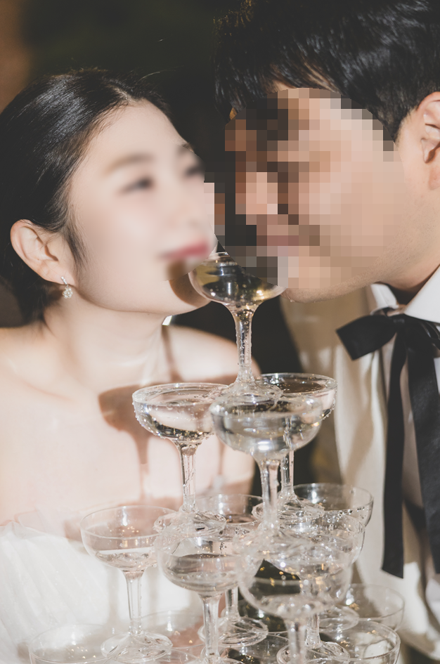 샴페인 타워 맨 위 잔에 둘이 얼굴을 맞대고 마시는 클로즈업 컷이에요.